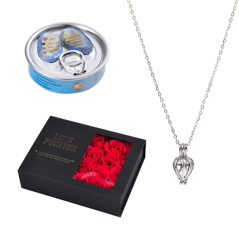 Colier cu perla si cutie cu 12 trandafiri - Sentimente Gravate