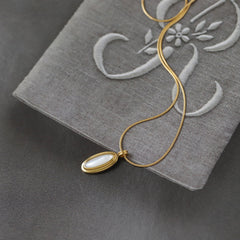 Colier „Eleganță Ovală” cu Pandantiv Sidef Auriu - Sentimente Gravate