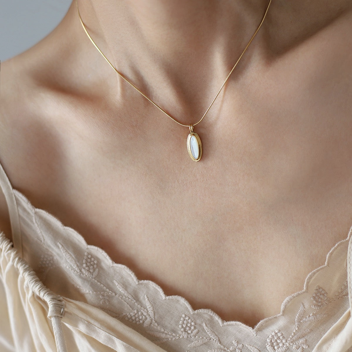 Colier „Eleganță Ovală” cu Pandantiv Sidef Auriu - Sentimente Gravate