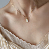 Colier „Eleganță Ovală” cu Pandantiv Sidef Auriu - Sentimente Gravate