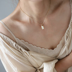 Colier „Eleganță Ovală” cu Pandantiv Sidef Auriu - Sentimente Gravate