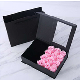 Cutie cu 12 trandafiri de sapun + sacosa - Sentimente Gravate