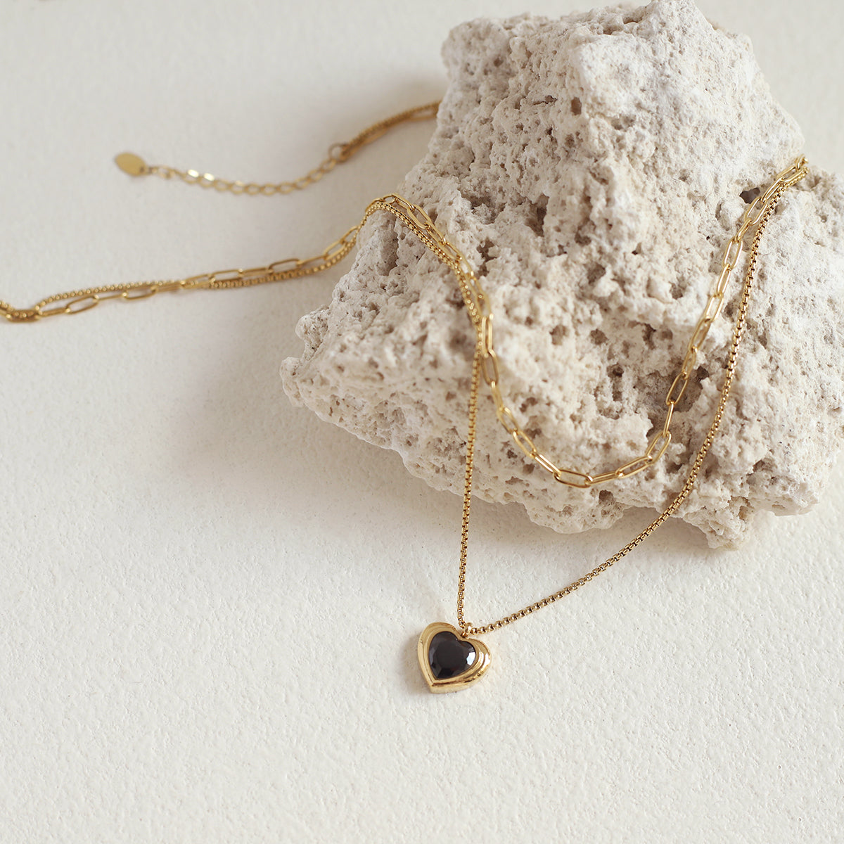 Colier Dublu „Inimă de Aur” cu Pandantiv Negru - Sentimente Gravate