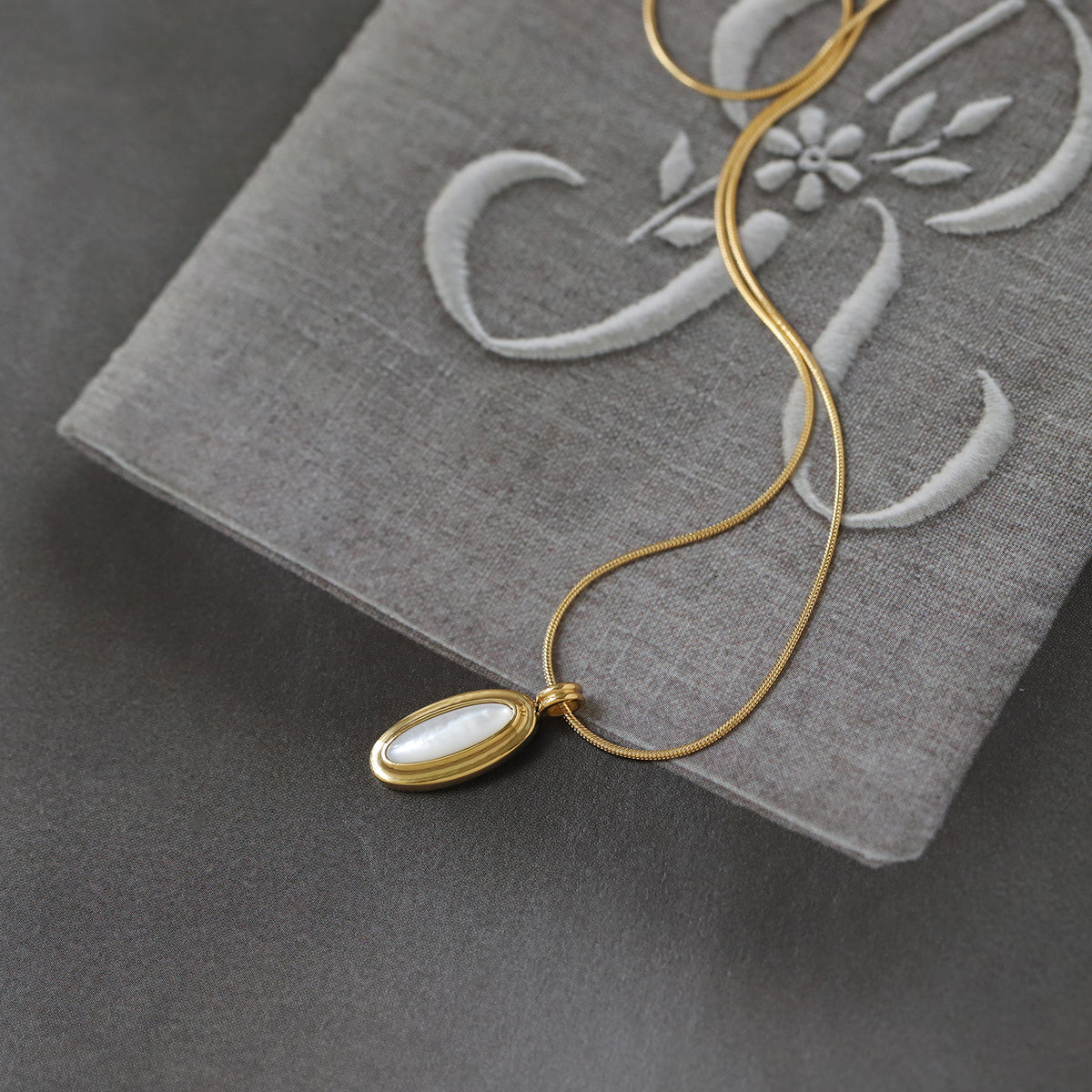 Colier „Eleganță Ovală” cu Pandantiv Sidef Auriu - Sentimente Gravate