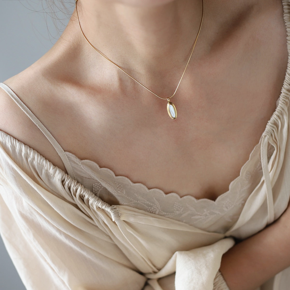 Colier „Eleganță Ovală” cu Pandantiv Sidef Auriu - Sentimente Gravate