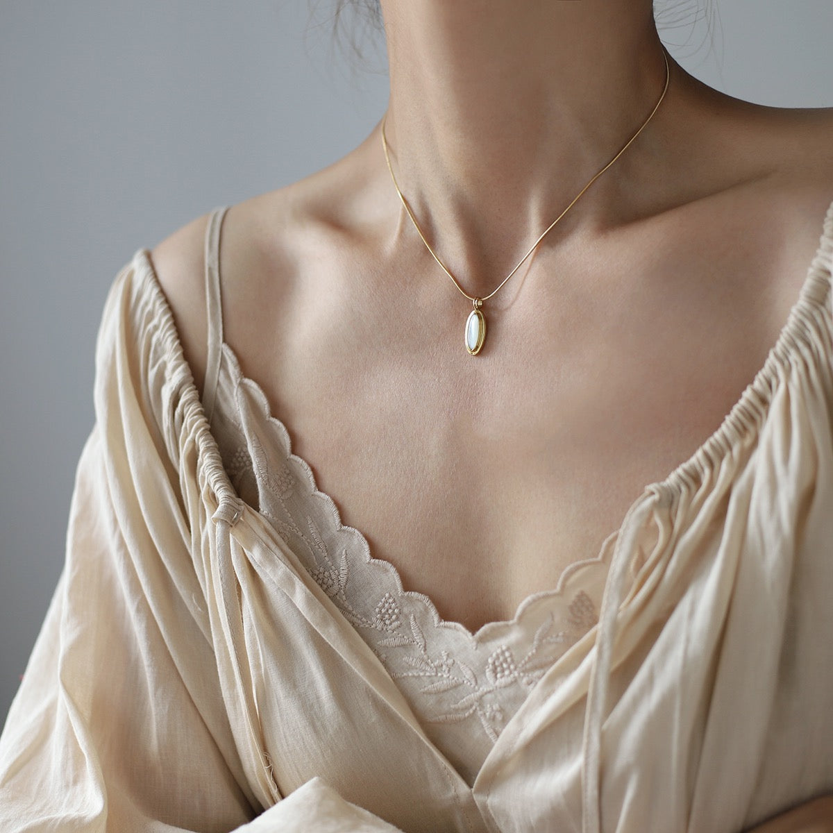 Colier „Eleganță Ovală” cu Pandantiv Sidef Auriu - Sentimente Gravate