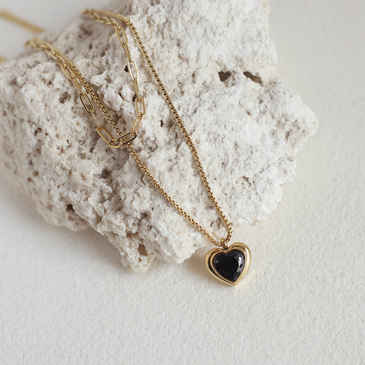Colier Dublu „Inimă de Aur” cu Pandantiv Negru - Sentimente Gravate