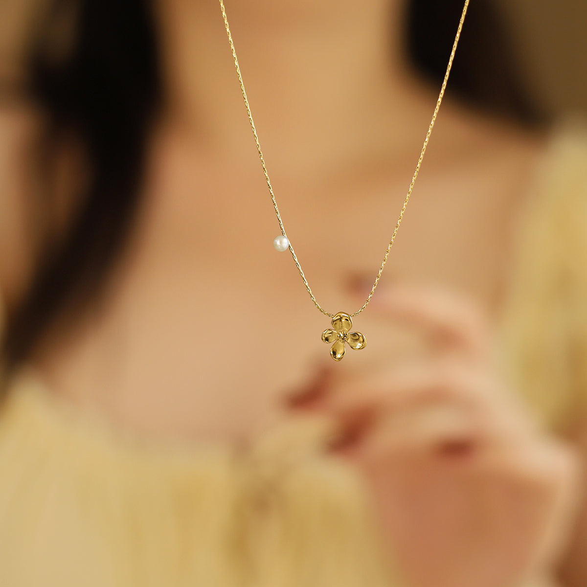 Colier „Floare de Aur” cu Perlă Delicată - Sentimente Gravate