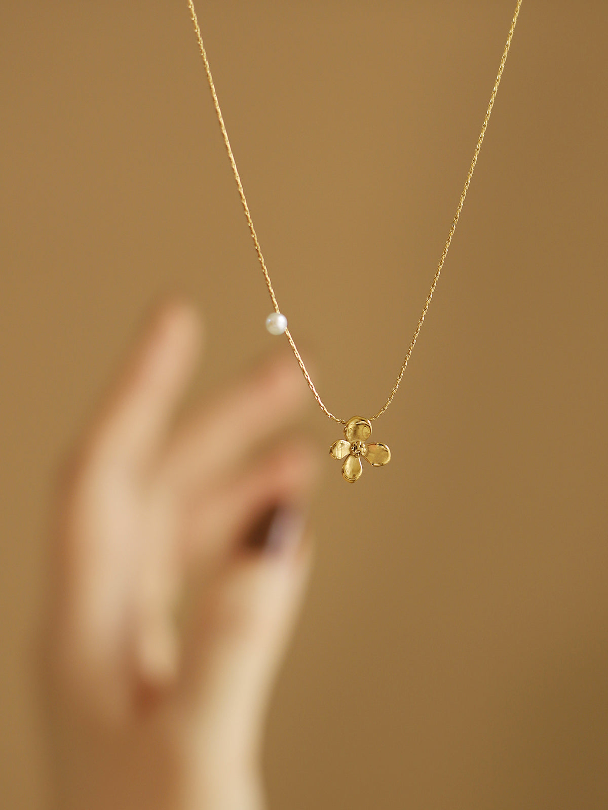 Colier „Floare de Aur” cu Perlă Delicată - Sentimente Gravate