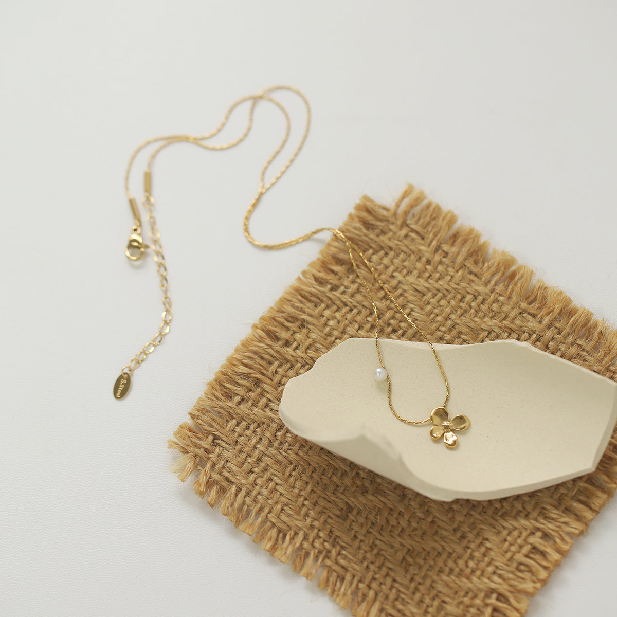 Colier „Floare de Aur” cu Perlă Delicată - Sentimente Gravate